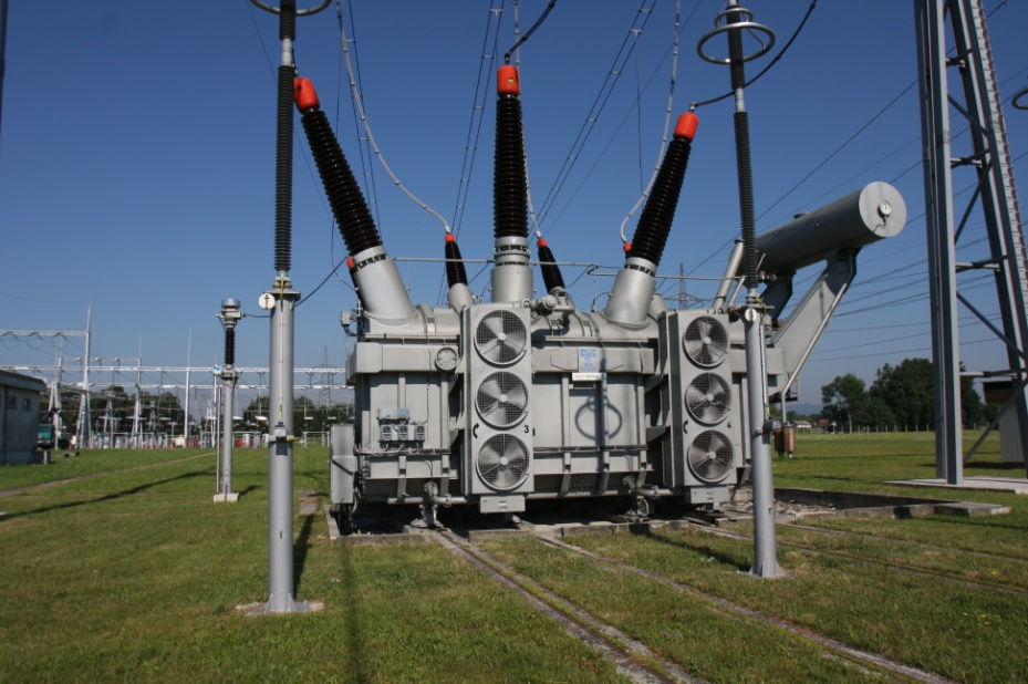 Transformator, ki pretvarja visoko napetost